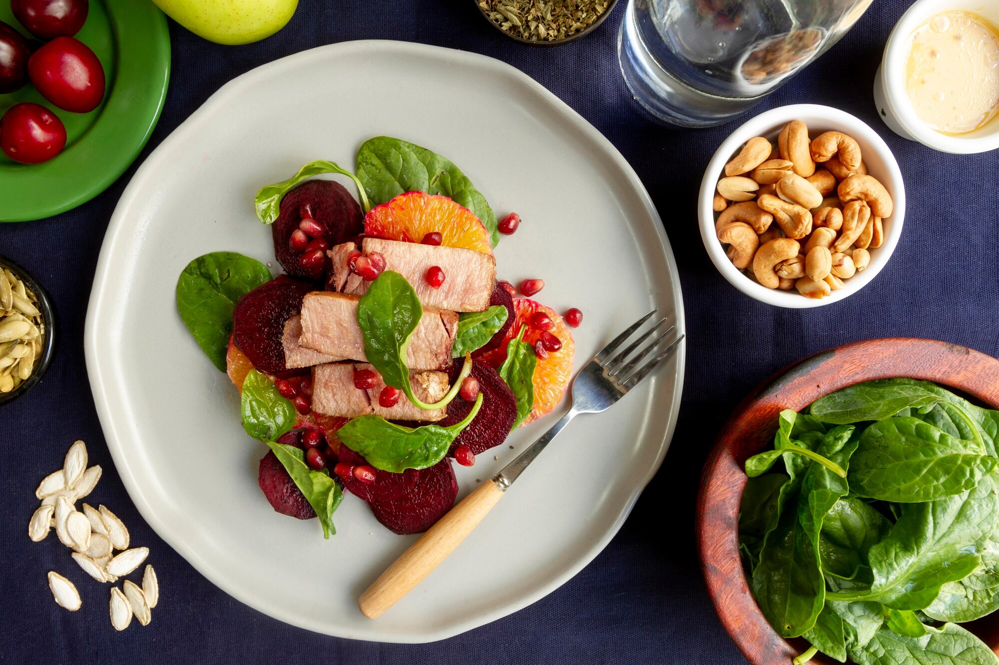Plato con alimentos frescos y coloridos representando una dieta balanceada masculina